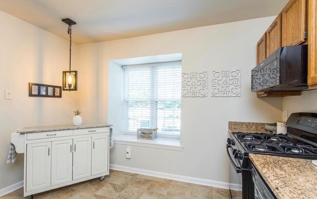 Photo - Beautiful updated 3-bedroom 1.5 bath townh...