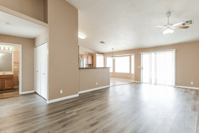 Photo - 527 N Bailey Cir