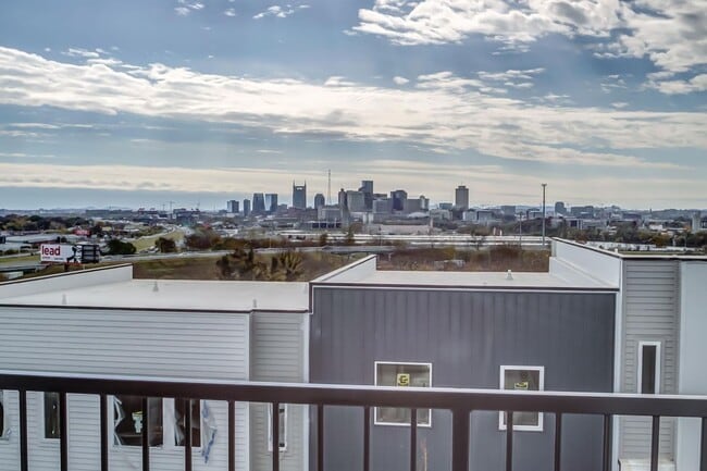 Building Photo - Great condo with skyline view and garage