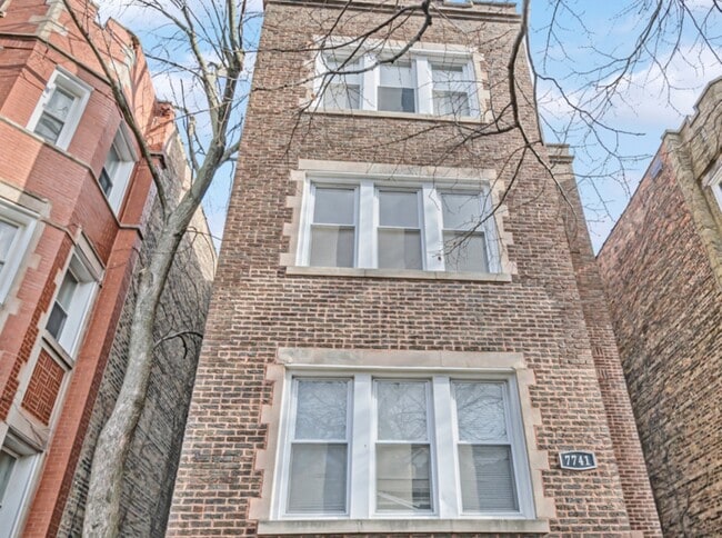 Building Photo - 7741 S Yates Blvd Unit 3