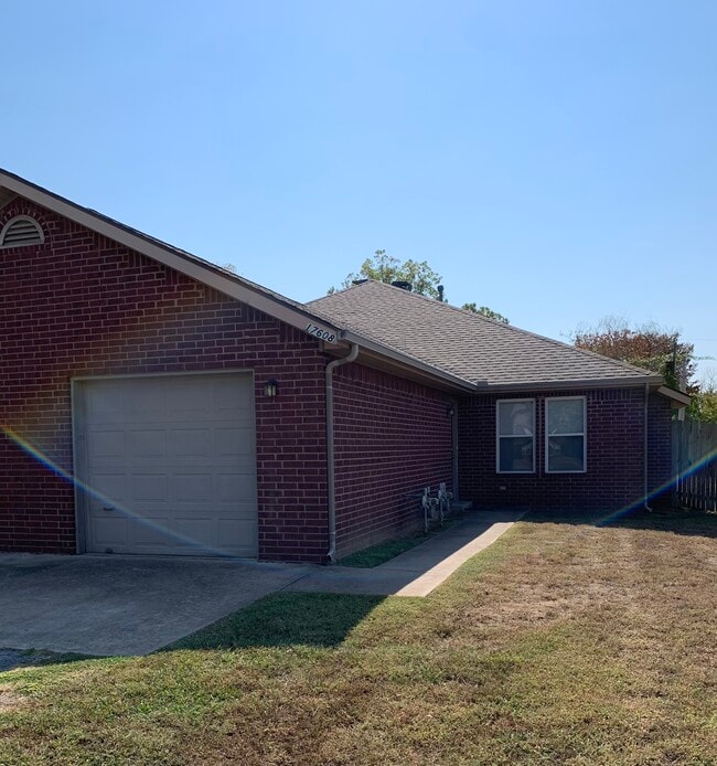 Building Photo - 17608 E 78th St N Unit A