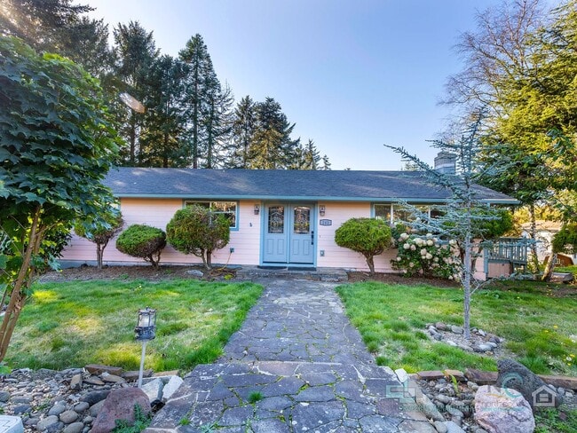 Photo - Charming Seaside Home.. Spacious 3 bedroom, 2 bathrooms!!!