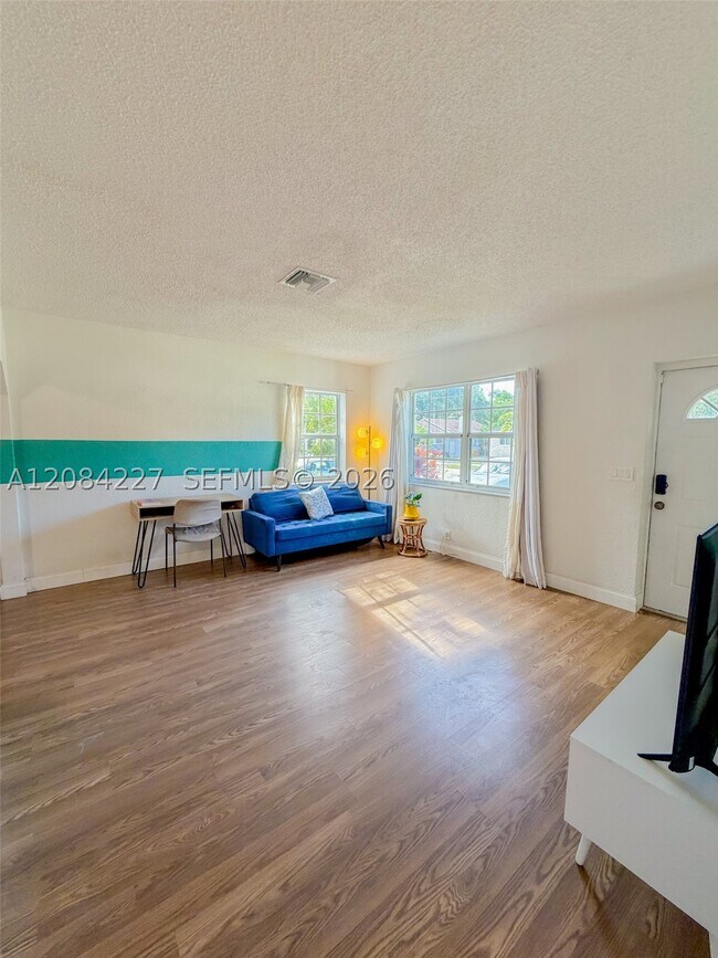 Photo - 2740 Dewey St