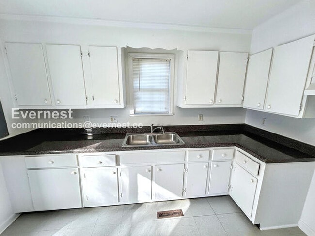 Photo - 203 Woodbine St