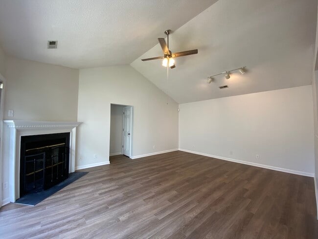 Photo - 409 Devlin Pl