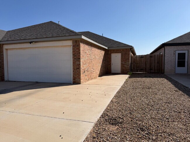 Building Photo - "Spacious 3-Bed 3-Bath with Granite Elegance in Lubbock" Unit A