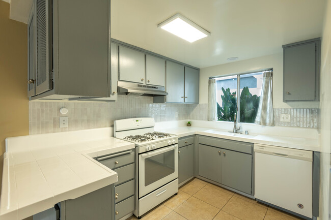 Photo - 2025 Oxford Ave Condo Unit 5
