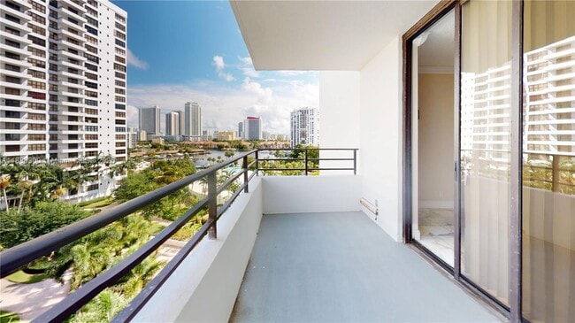 Photo - 600 Three Islands Boulevard Unidad 721