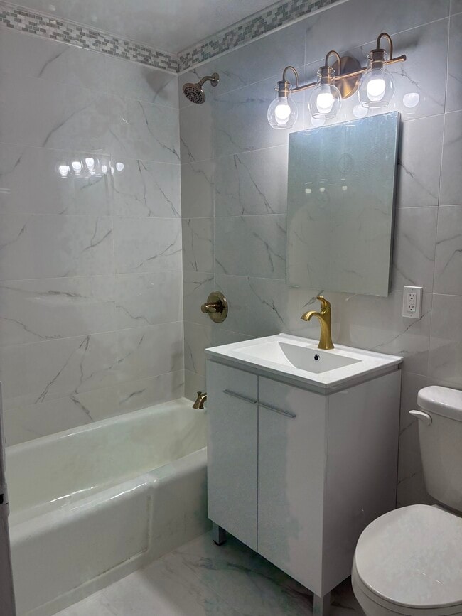 Building Photo - 4 Consulate Dr Unit 1P