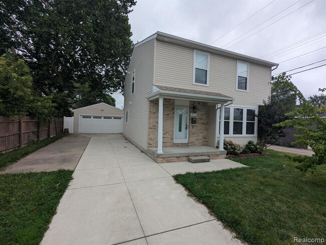 Building Photo - 1834 Almont St Rental