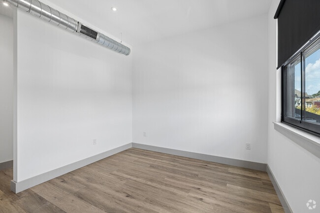 2BR, 1BA - 920SF - Primary Bedroom