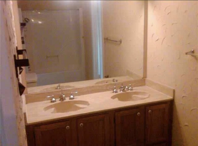 ¡Baño completo - 5504 Columbia Ave