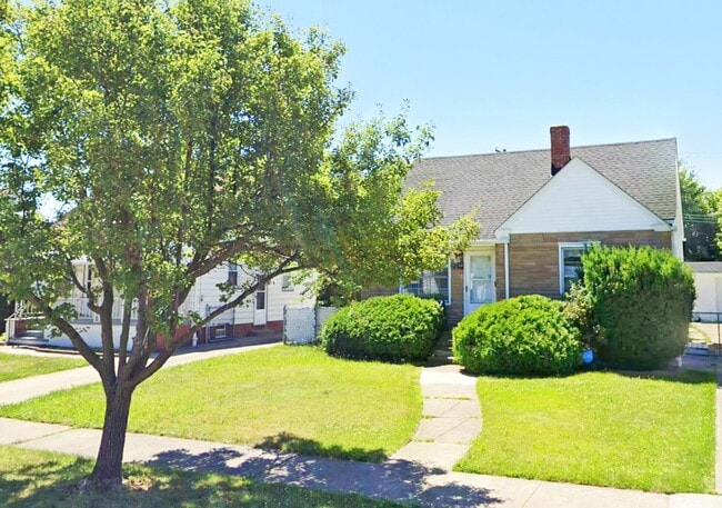Building Photo - 3 BED 1.5 BATH BEAUTIFUL SINGLE FAMILY HOM... Rental