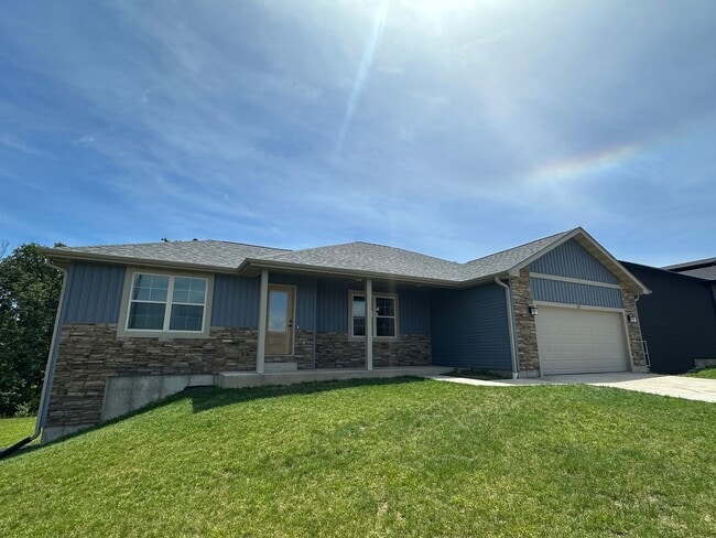 Building Photo - Now Accepting Applications – 5 BED 3 BATH | Summit Pass Subdivision | Waynesville School District