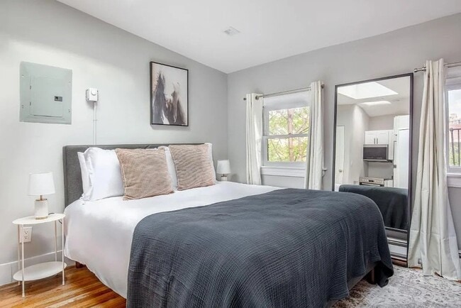 Building Photo - 223 E 4th St