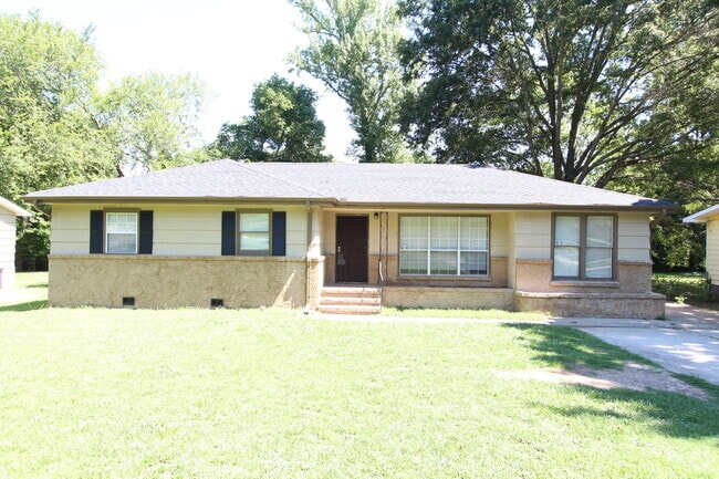 Building Photo - New On The Market!! Will not last long at ... Rental