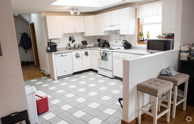 Building Photo - 66 Brooks St Unit 3 Rental