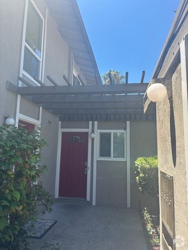 Building Photo - Completely Remodeled 3-Bedroom Beauty in P... Rental