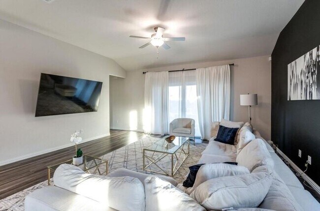 Photo - 633 Cedar Springs Dr