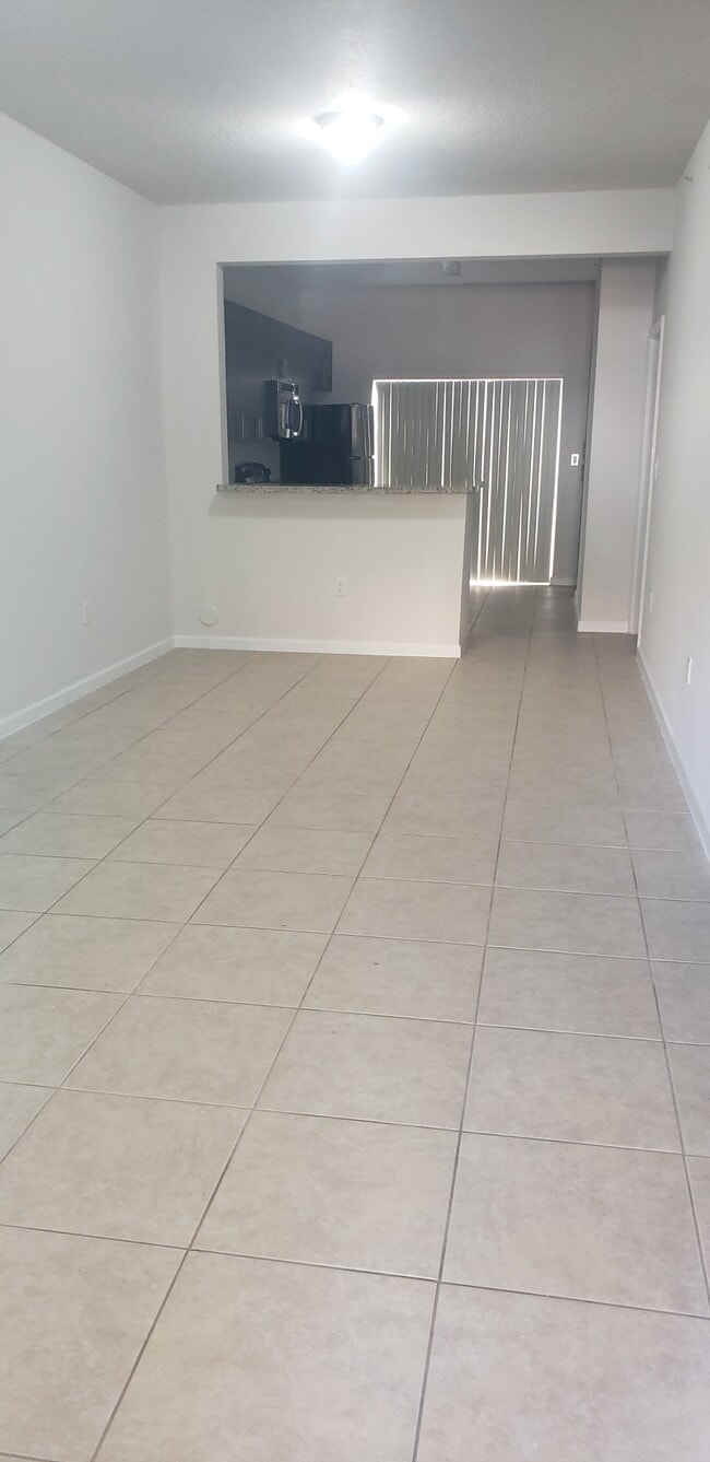 2/2 LIVING/DINING