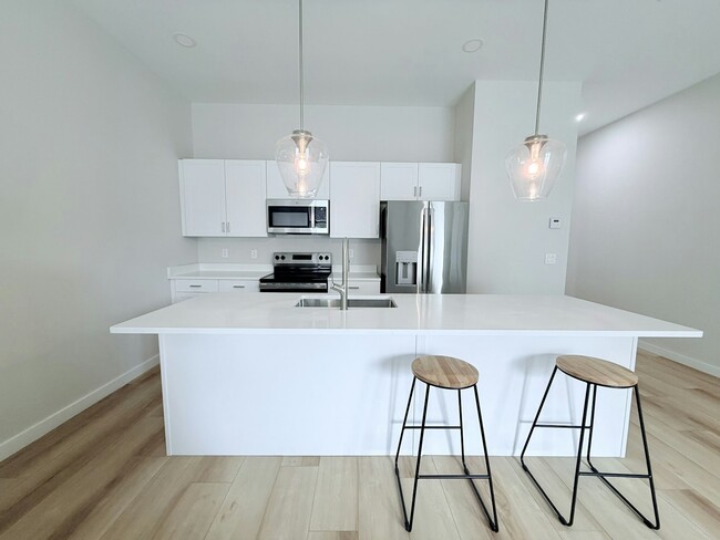 Building Photo - 821 16th St N Unit 303