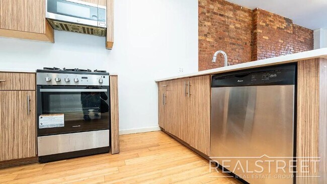 Photo - 4 Bed 2 bath off the border of Clinton Hill and Bedstuy. Unit 1