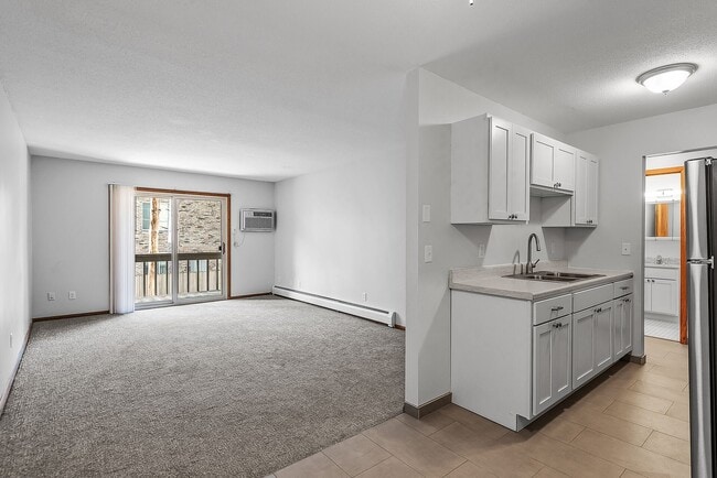 Photo - Diamond Pointe Apartments