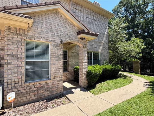 Building Photo - 2108 Lakeforest Dr