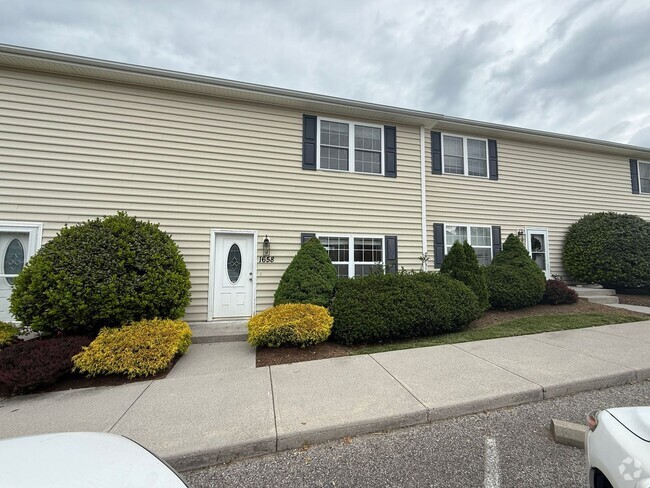 Building Photo - Lovely Three Bedroom , One and a Half Bath... Rental