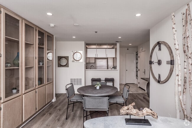 2BR, 2BA - 889 SF