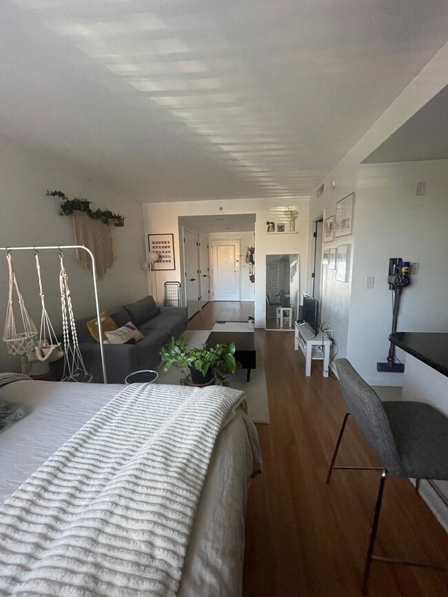 living space/bedroom - 355 I St SW Unit 203