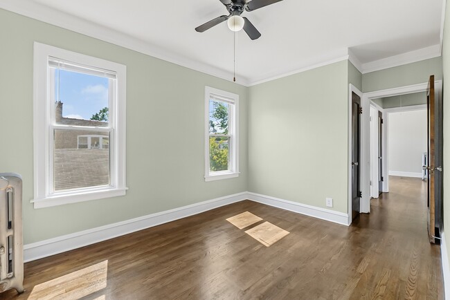 Photo - 5742 N Francisco Ave Unidad 2