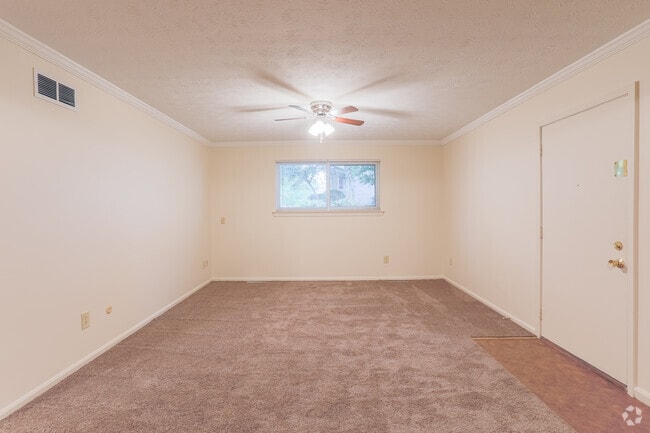 2BR, 1BA - 935 SF (Marquette Manor)