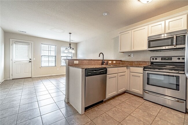 926 Kensington Dr