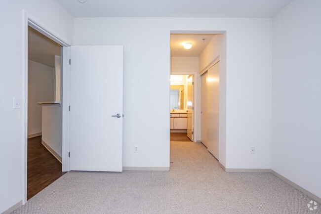1BR, 1BA - 700SF - Bedroom