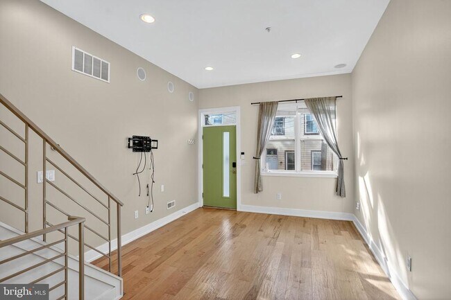 Photo - 419 Emily St