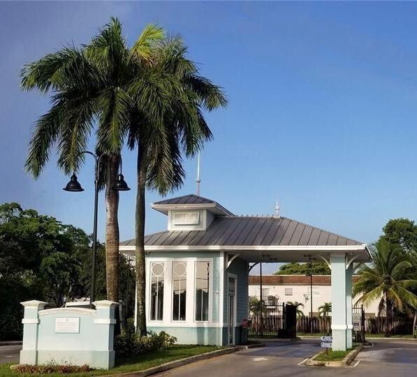 Building Photo - 18 St