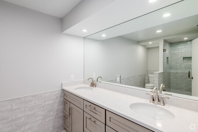 Luxury Suite - 2,600SF - Primary Bathroom