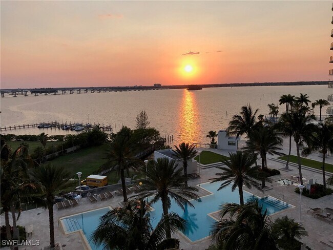 Building Photo - 3000 Oasis Grand Blvd Unit 3006