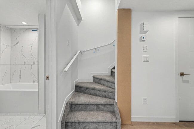 Photo - 15407 90 Av NW