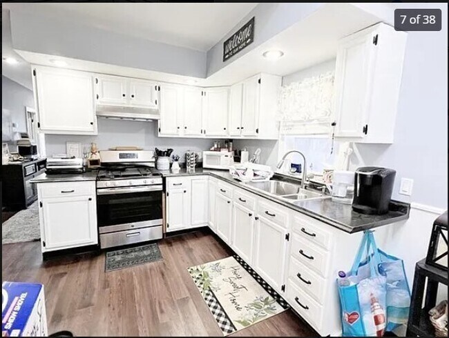 Kitchen (new microwave range hood not shown) - 139 Bluff Ave Unidad 1