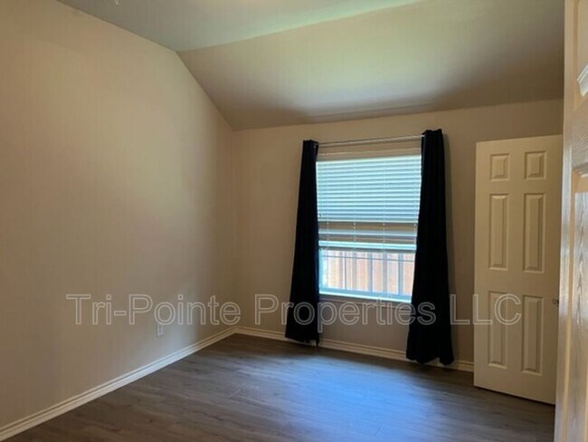 Photo - 2110 Hollow Way