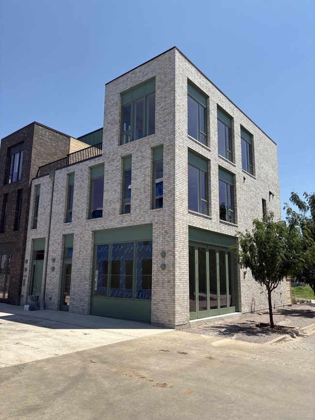 Building Photo - 1640 Spoke St Unit 4