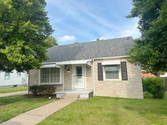 Building Photo - 3 possibly 4 bedroom 1 bathroom! Rental