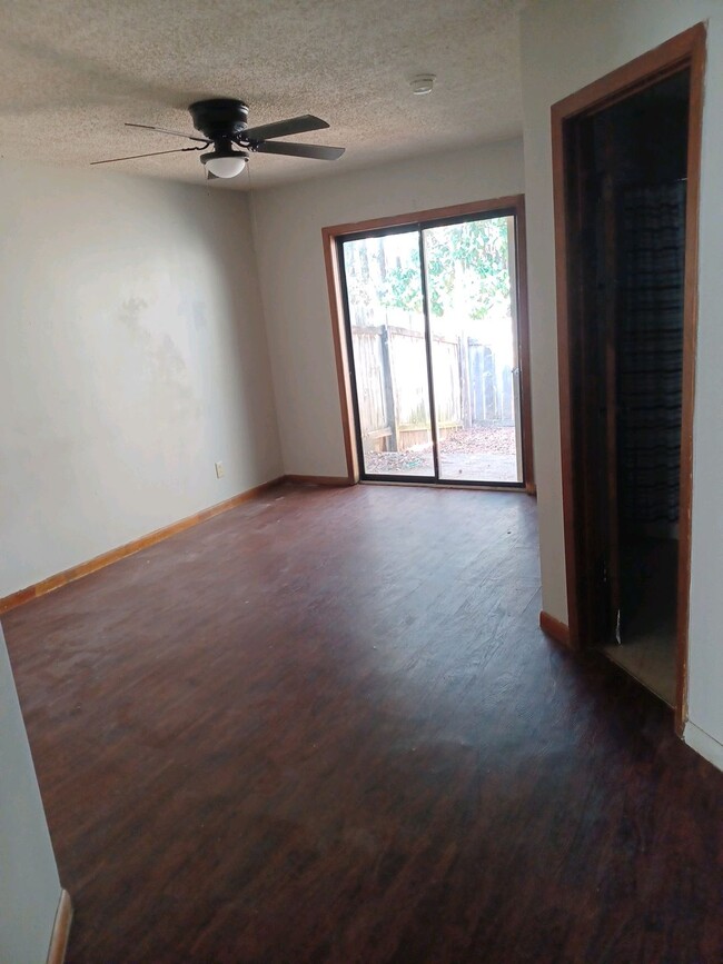 Photo - 403 Kennon Ln