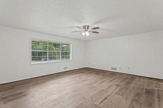 Photo - 6096 Hillpine Dr