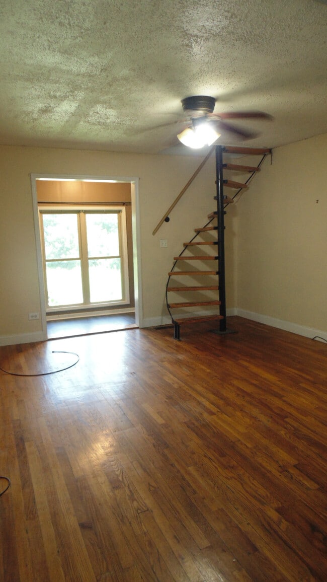 Photo - 706 Burn Rd