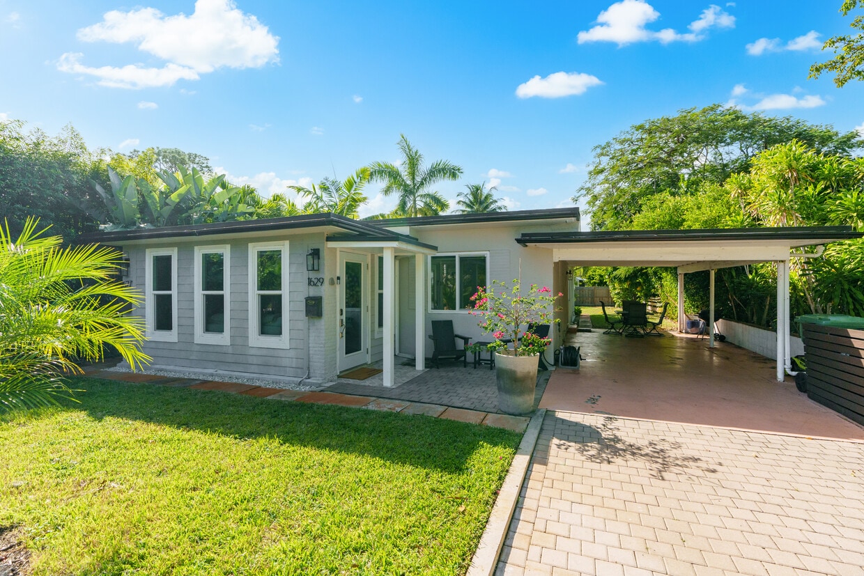 Beautiful 2/1 Duplex in highly sought out neighborhood Poinsettia Heights - 1629 NE 17th Ter (Fort Lauderdale, FL)
