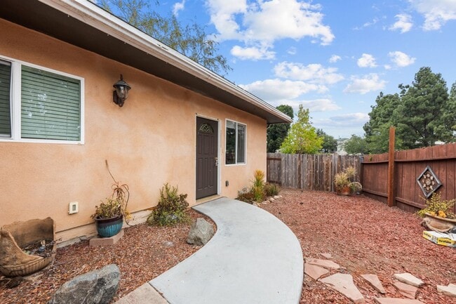 Building Photo - Spacious bedrooms!