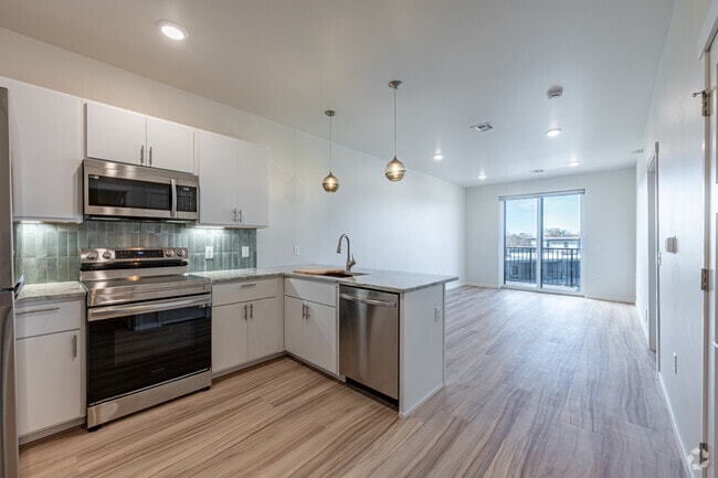 1BR, 1BA - 720 SF - Kitchen/Living Room